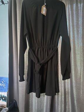 Women's Black Long-Sleeve Tie-Waist Dress